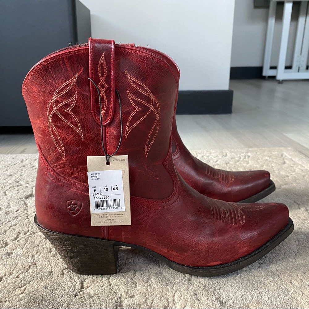Ariat cowboy boots in Lovely line color ‘’Grenadine’